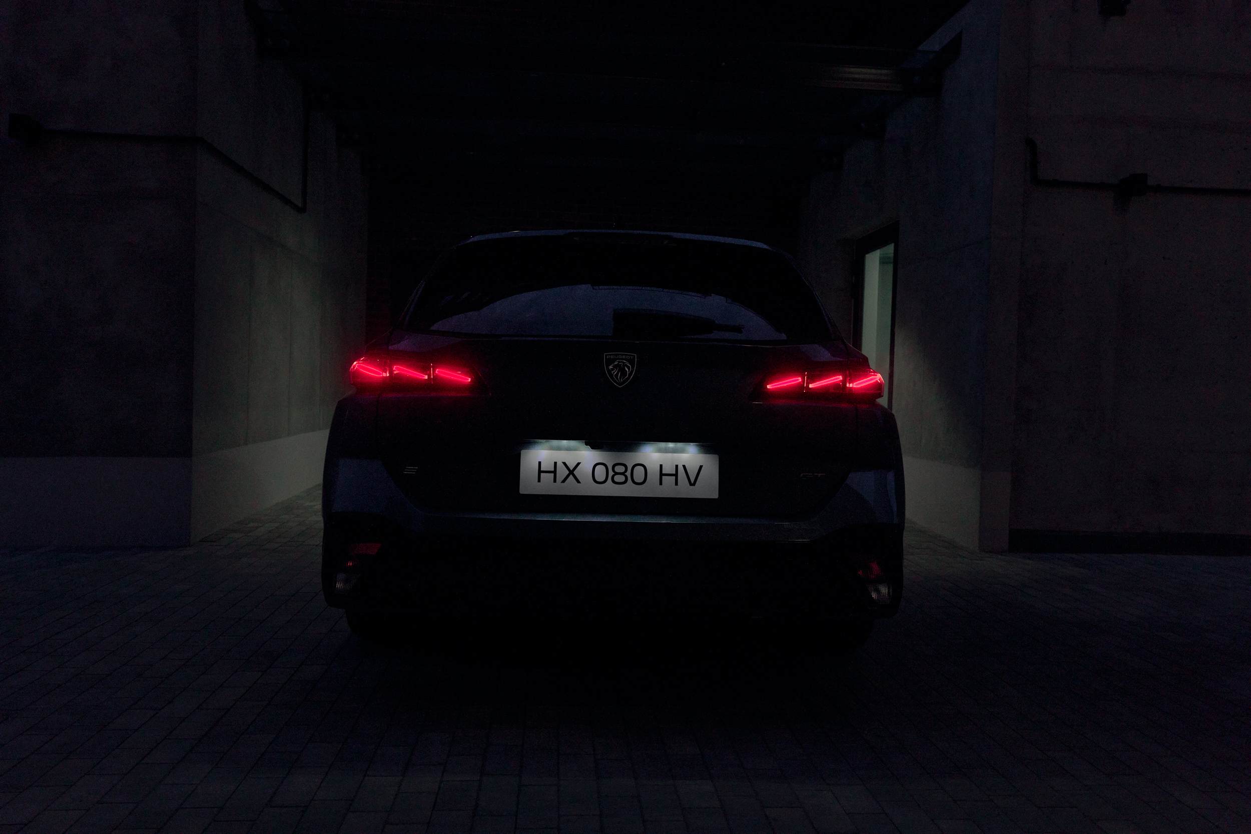 Peugeot E-308 — photograph 16